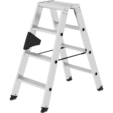 Grijze trap, gemaakt van aluminium, op een witte achtergrond. Zwart element aan de zijkant.