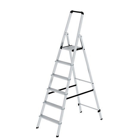 Een zilveren trap met zes treden staat tegen een witte achtergrond.