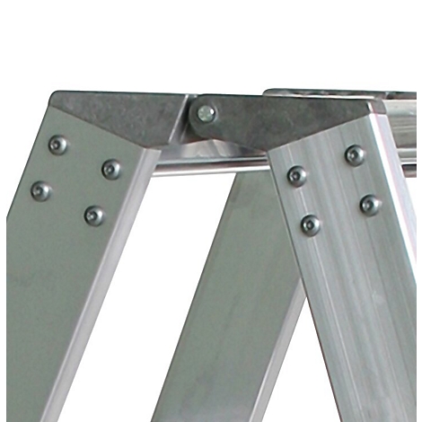 Detailopname van een aluminium ladderverbinding met schroeven.