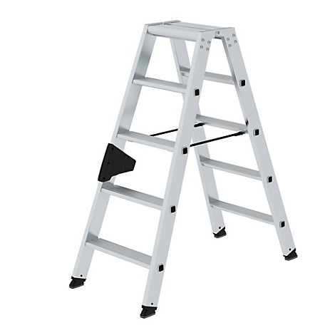 Lader van licht metaal, met zwarte treden en een zwarte bescherming op de linker stijl, tegen een witte achtergrond.