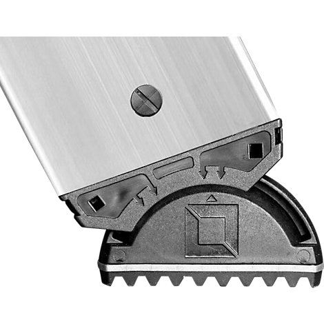 Grijswaarde close-up van een metalen trap. Zwart scharnier met tanden en een schroefkop.