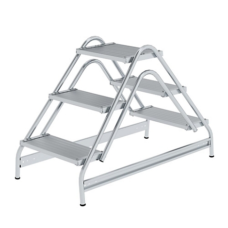 Zilveren trap met drie treden. De ladder is vrijstaand en heeft gebogen, metalen zijkanten.