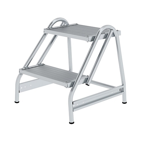Zilveren trap met twee treden en antislip oppervlak. De trap heeft gebogen leuningen.