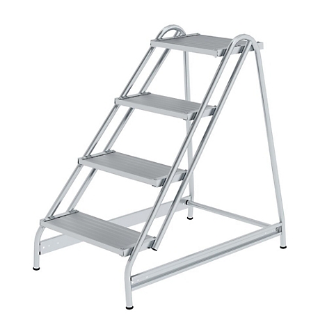 Zilveren trap met vier treden, metalen constructie, tegen een witte achtergrond.