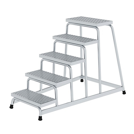 Metalen trap met vier treden en een antislip oppervlak; vrijstaand op witte achtergrond.