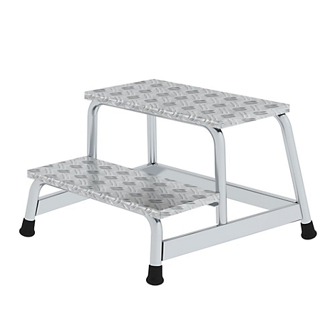 Een zilveren trap met twee treden en antislip oppervlak. Zwarte rubberen voetjes voor stabiliteit.