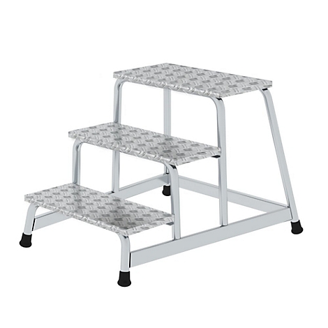 Drie-traps metalen trap, zilverkleurig. De treden hebben een geruit patroon. Zwarte rubberen voetjes.