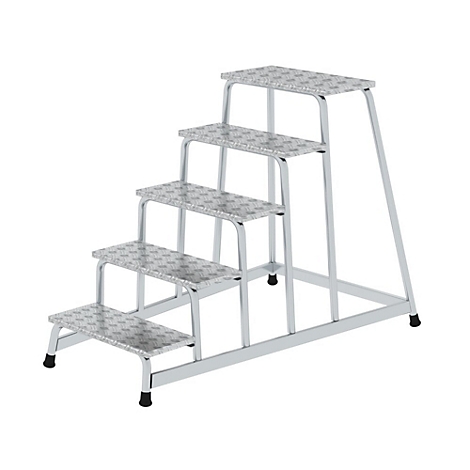 Een zilveren trap met vier treden, een geribbeld oppervlak en zwarte rubberen voetjes, geïsoleerd tegen een witte achtergrond.