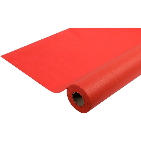 Rouleau de tissu rouge, partiellement déroulé. Le tissu a une légère texture, il est placé sur un fond blanc.