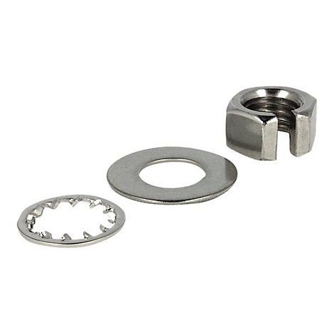 Nahaufnahme von Schrauben, Scheiben und einer Mutter auf weißem Hintergrund.