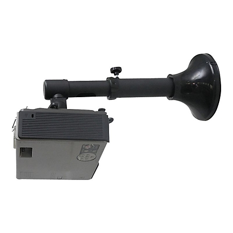 Projektor mit Schalltrichter an Halterung. Grauer Projektor, schwarzer Trichter. Auf weißem Hintergrund.