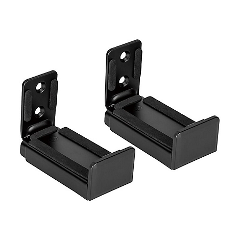 Zwei schwarze Wandhalterungen fÃ¼r Lautsprecher. Jede Halterung hat ein abgewinkeltes Design mit LÃ¶chern und einer gepolsterten Auflage.