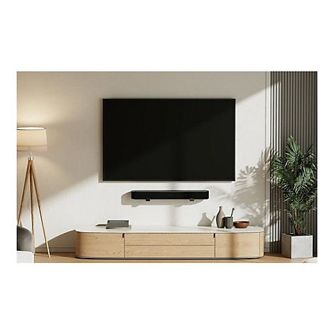 Wohnzimmer mit groÃŸem Fernseher, Soundbar, Kommode, Lampe und Pflanze. Alles vor weiÃŸem Hintergrund, minimalistisch.