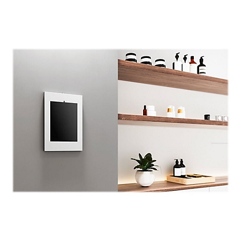 Ein weiÃŸer Rahmen mit schwarzem Bildschirm hÃ¤ngt an einer grauen Wand, daneben eine Regalwand mit DekorationsgegenstÃ¤nden.