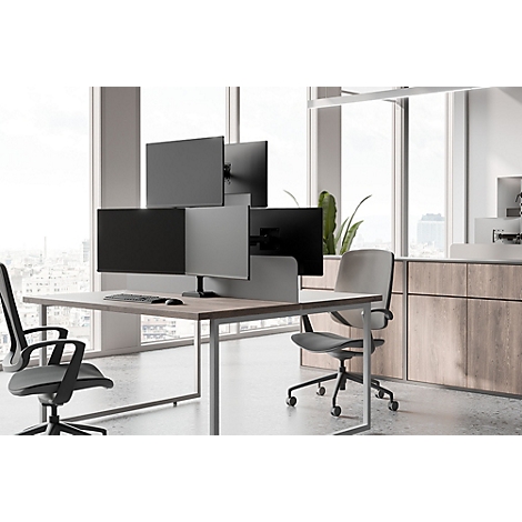 Bureau avec plusieurs moniteurs sur un bureau, deux chaises de bureau.