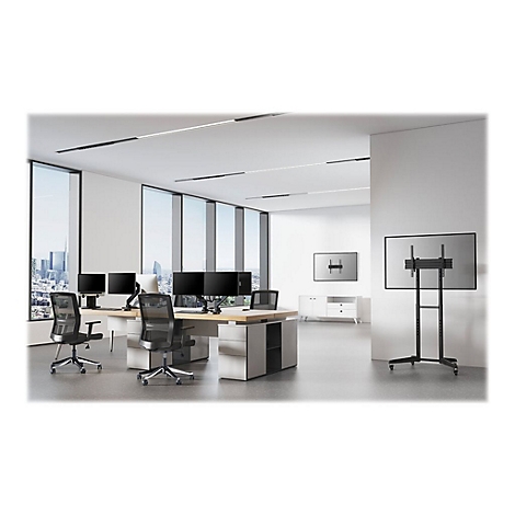 Ein modernes BÃ¼ro mit Schreibtischen, Computern und einem Fernseher auf einem StÃ¤nder. GroÃŸe Fenster zeigen eine Stadtansicht.