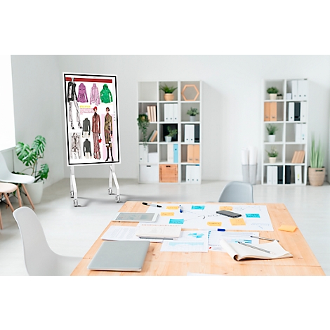 Presentatiebord met modeontwerpen in helder kantoor. Bureau met werkmateriaal, bureaustoelen.