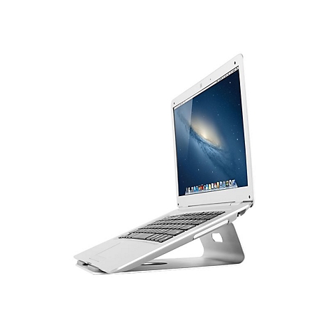 Weißes Laptop auf einem silbernen Ständer, Bildschirm mit Weltraum-Hintergrund, vor weißem Hintergrund.