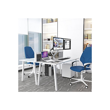 Büro mit weißem Schreibtisch, zwei blauen Stühlen und Computermonitoren. Ein Laptop und Bücherregale sind zu sehen.
