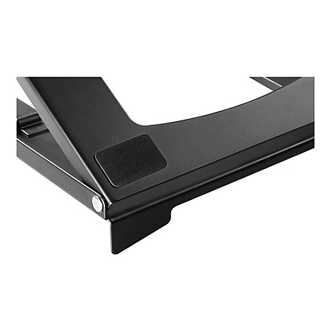 Schwarzes Metall-Laptop-Gestell, Detailansicht. Schwarzes, rechteckiges Pad auf der OberflÃ¤che.