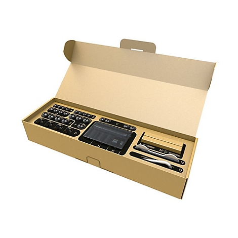 Coffret à outils dans une boîte marron ouverte, contient des vis et des outils. Les lettres étiquettent les compartiments.