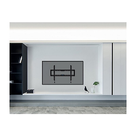 Un téléviseur noir est monté sur un mur gris avec un support. En dessous, une étagère et des objets décoratifs.