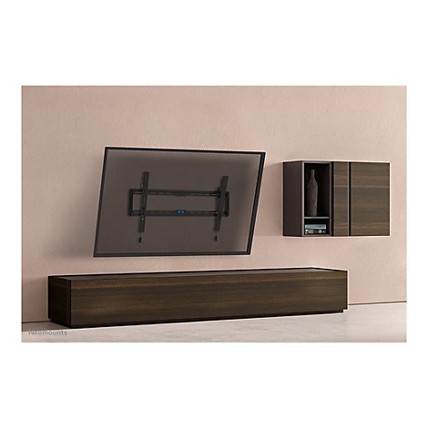 Wandhalterung für TV an Wand mit Lowboard und Hängeschrank.