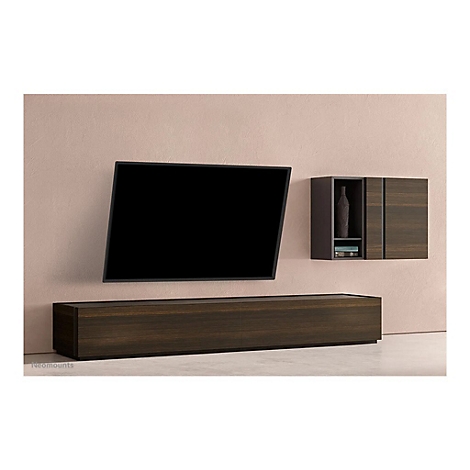 Wandhalterung mit schwarzem TV, darunter dunkles Lowboard und darüber eine Wandvitrine.