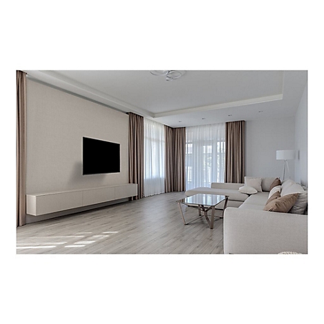 Modernes Wohnzimmer mit Couch, Fernseher und großen Fenstern mit Vorhängen.