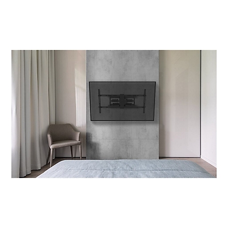 Fernseher mit Wandhalterung an grauer Wand, Schlafzimmer-Szene.