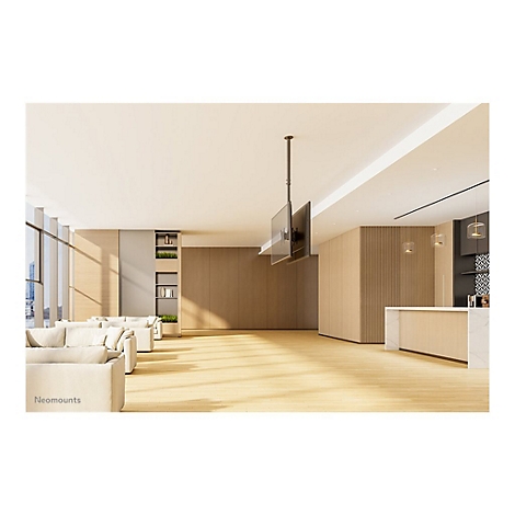 Ein Wohnzimmer mit abgehängtem TV, Holzverkleidung, Sofas, Holzboden, Panoramafenster und moderner Küche.
