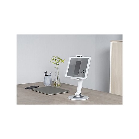 Ein weiÃŸer Tablet-Halter mit Tablet auf einem Holzschreibtisch. Auf dem Schreibtisch liegen zudem ein Laptop, ein Handy und eine Vase.