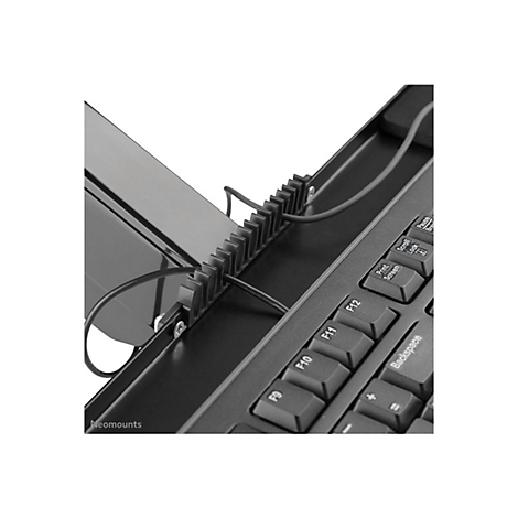 Nahaufnahme einer schwarzen Tastatur mit Kabelmanagement, der F12, Backspace und andere Tasten zeigt. Dazu gehört ein Kabelführungssystem.