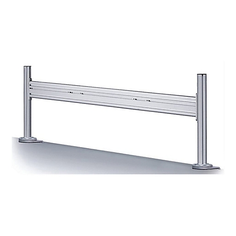 Silberne, horizontale Barriere mit zwei senkrechten Pfosten. Sie steht auf einem grauen Untergrund.