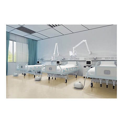 Ein Krankenhauszimmer mit drei Betten, Wandleuchten, Bildschirmen und medizinischer Ausrüstung.