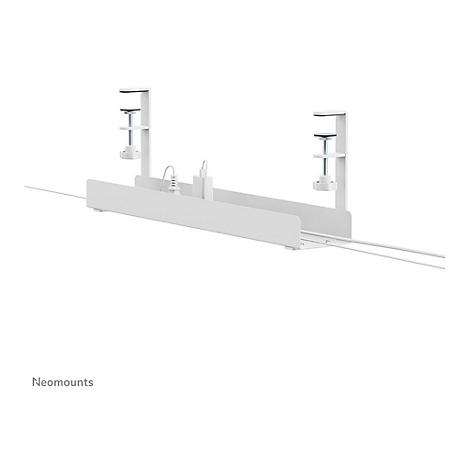 Weißer Kabelkanal für den Schreibtisch. Er wird mit Klemmen befestigt und bietet Platz für Kabel und Stecker.