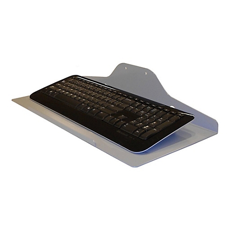 Schwarze Tastatur auf einer schräg montierten, grauen Metallablage vor weißem Hintergrund.