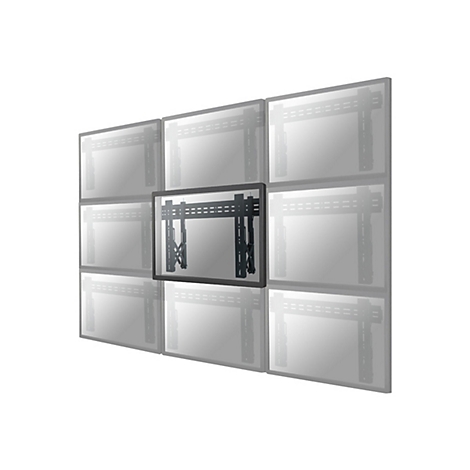 Schwarze TV-Halterung, in eine Wand mit mehreren Bildschirmen integriert, vor weißem Hintergrund. Die Halterung ist im Zentrum fokussiert.