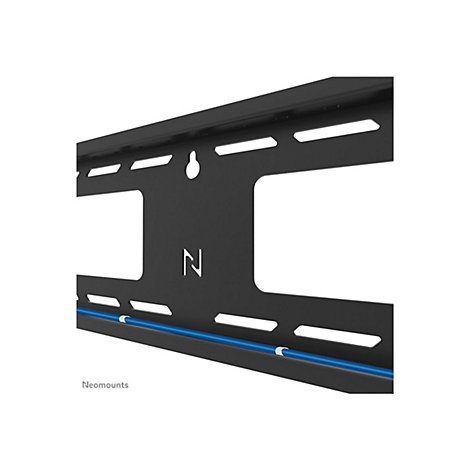 Schwarze TV-Wandhalterung, mit Aussparungen und blauer Kabelführung. Das Logo des Herstellers ist unten links.