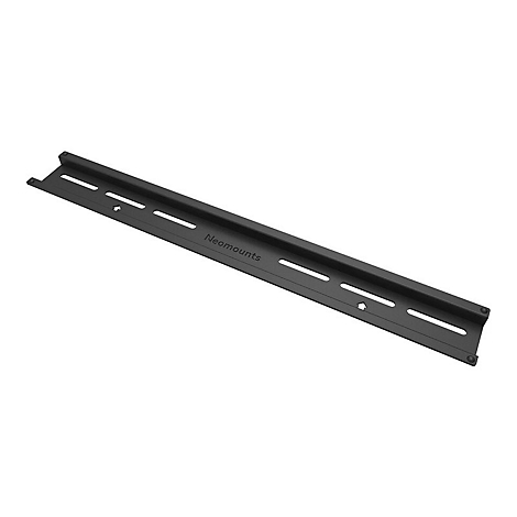 Schwarze, längliche Metall-Wandmontageschiene von Neomounts mit mehreren Langlöchern zur Befestigung.