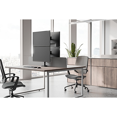 Bureau avec bureau, plusieurs moniteurs, chaises et plante.
