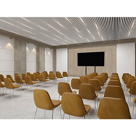 Conferentieruimte met rijen stoelen, groot scherm en houten plafond.