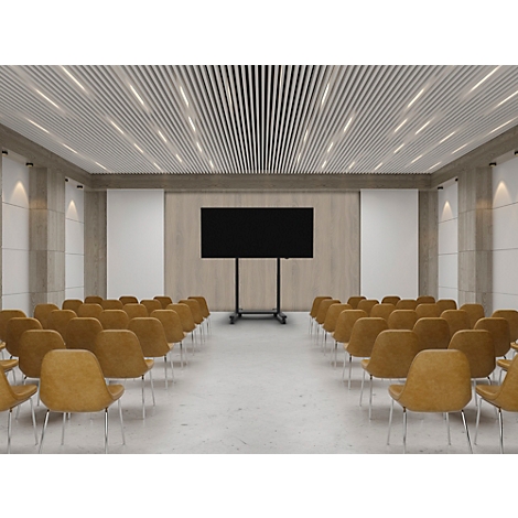 Salle de conférence avec des chaises, un grand écran et des murs en bois.
