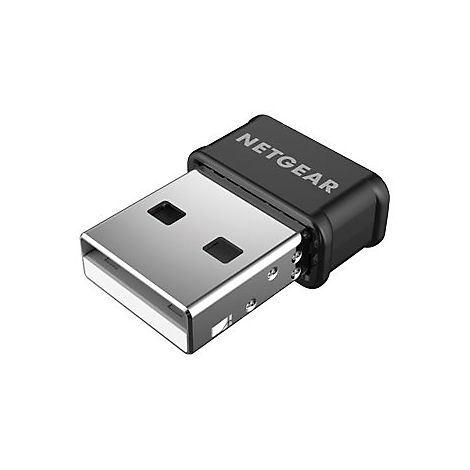 Gros plan sur un adaptateur WiFi Netgear noir avec un connecteur USB argentÃ©, sur fond blanc.