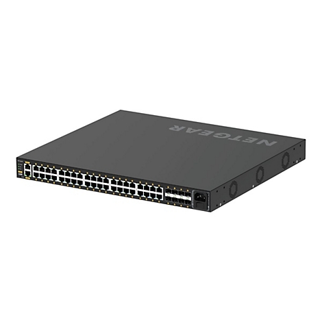 Schwarzer Netzwerk-Switch mit NETGEAR-Logo, zahlreiche Anschlüsse und Kühlungsschlitze.