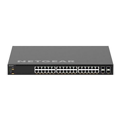 Ein schwarzer Netgear Switch, der auf einem weißen Hintergrund steht. Er hat viele Ports.