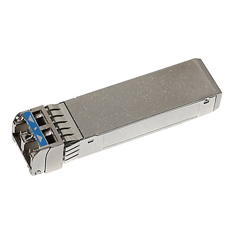 Ein metallfarbener SFP-Transceiver, der auf weißem Hintergrund isoliert ist. Details zeigen blaue und silberfarbene Komponenten.
