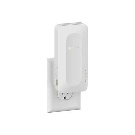 Répéteur WiFi Netgear blanc branché dans une prise. Des lumières vertes indiquent l'état.