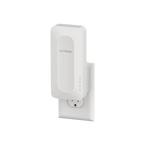 Ein weißer Netgear WLAN-Repeater, der in einer weißen Steckdose steckt. Oben steht der Name des Herstellers.