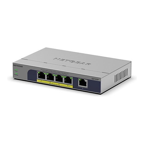 Ein silberfarbener Netgear GS105P Switch, vor weißem Hintergrund. Der Switch hat fünf Ports und Kontrollleuchten.